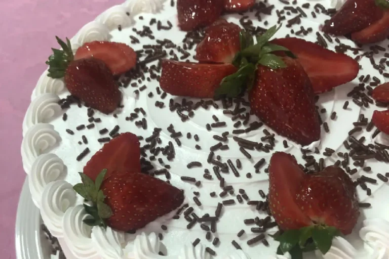 Bolo de Morango com Brigadeiro - Hess Confeitaria em Blumenau