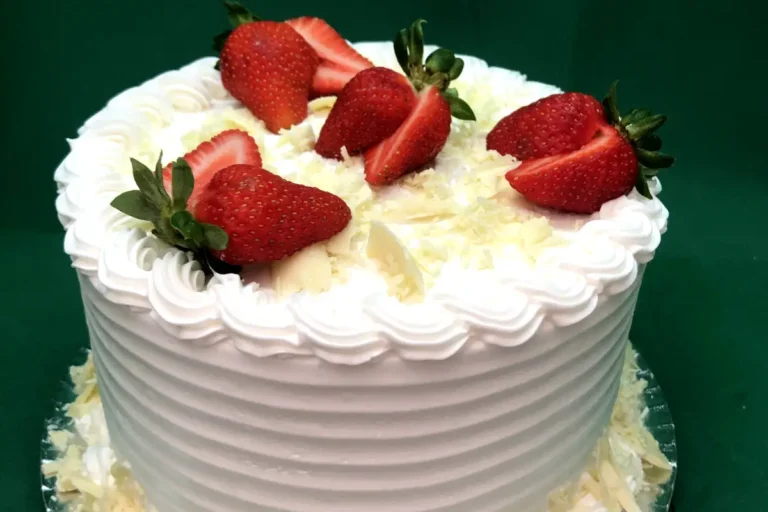 Bolo de Morango com Chocolate Branco - Hess Confeitaria em Blumenau