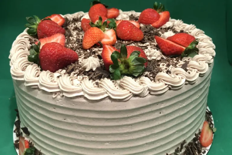 Bolo de Morango com Chocolate - Hess Confeitaria em Blumenau