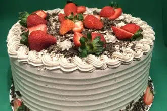 Bolo de Morango com Chocolate - Hess Confeitaria em Blumenau